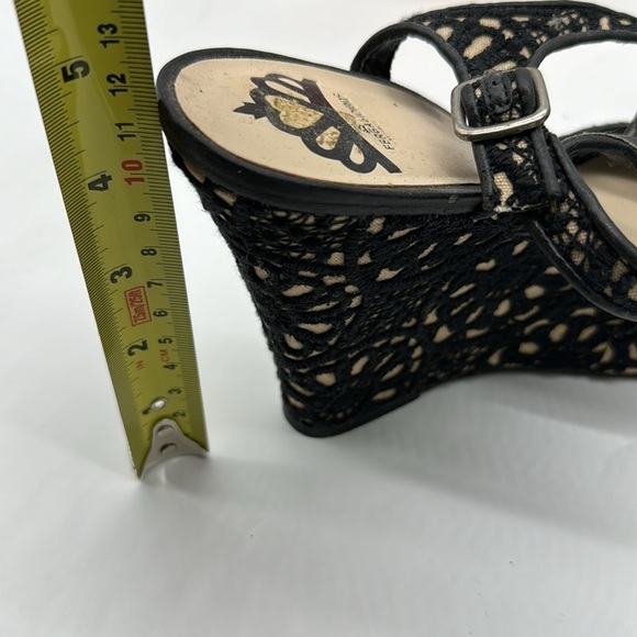 Fergalicuous Black tan Scroll Pattern Wedge Sandals Size 8.5 BSN5916E - Picture 6 of 7